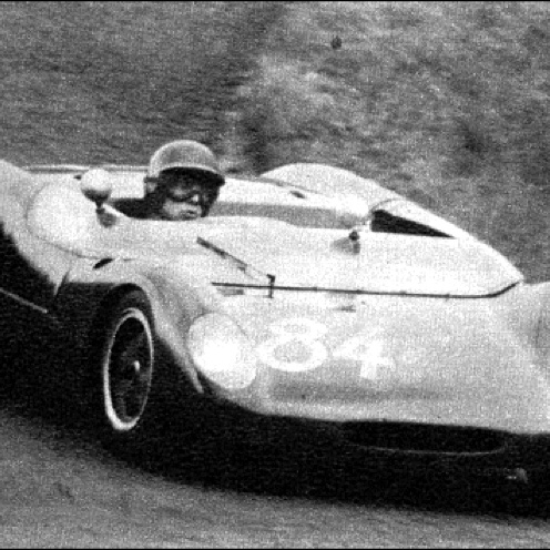 En bon élève appliqué, jim conduit à la perfection sa petite barquette !